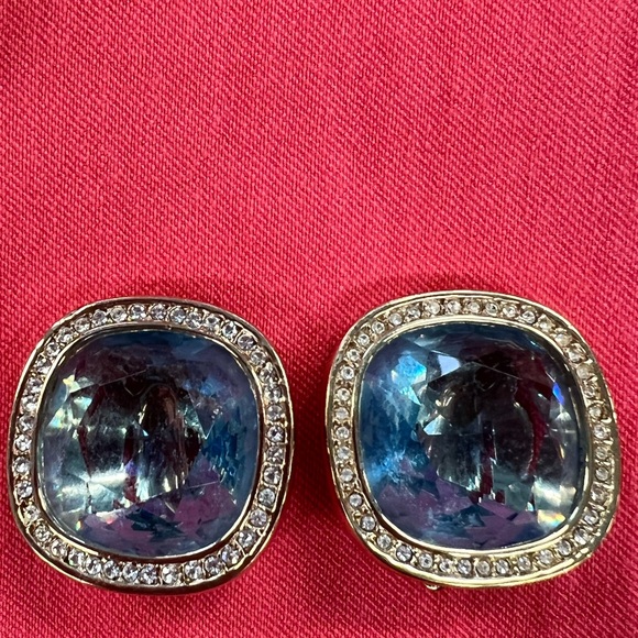 Vintage SAL SWAROVSKI LargeBlue/Clear 3/“ Pavé Crystal Gold Plated Clip Earrings - Picture 1 of 4